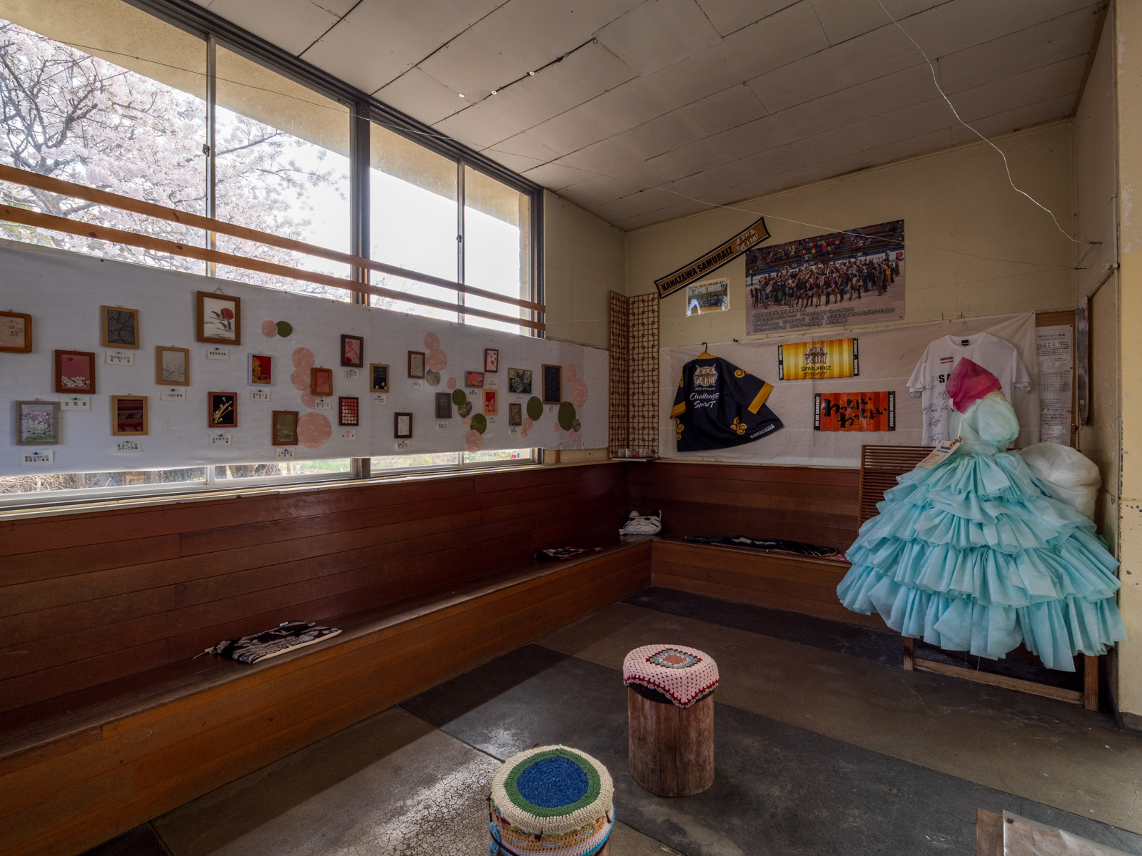 田鶴浜駅の駅舎内にあるギャラリー(2025年4月)