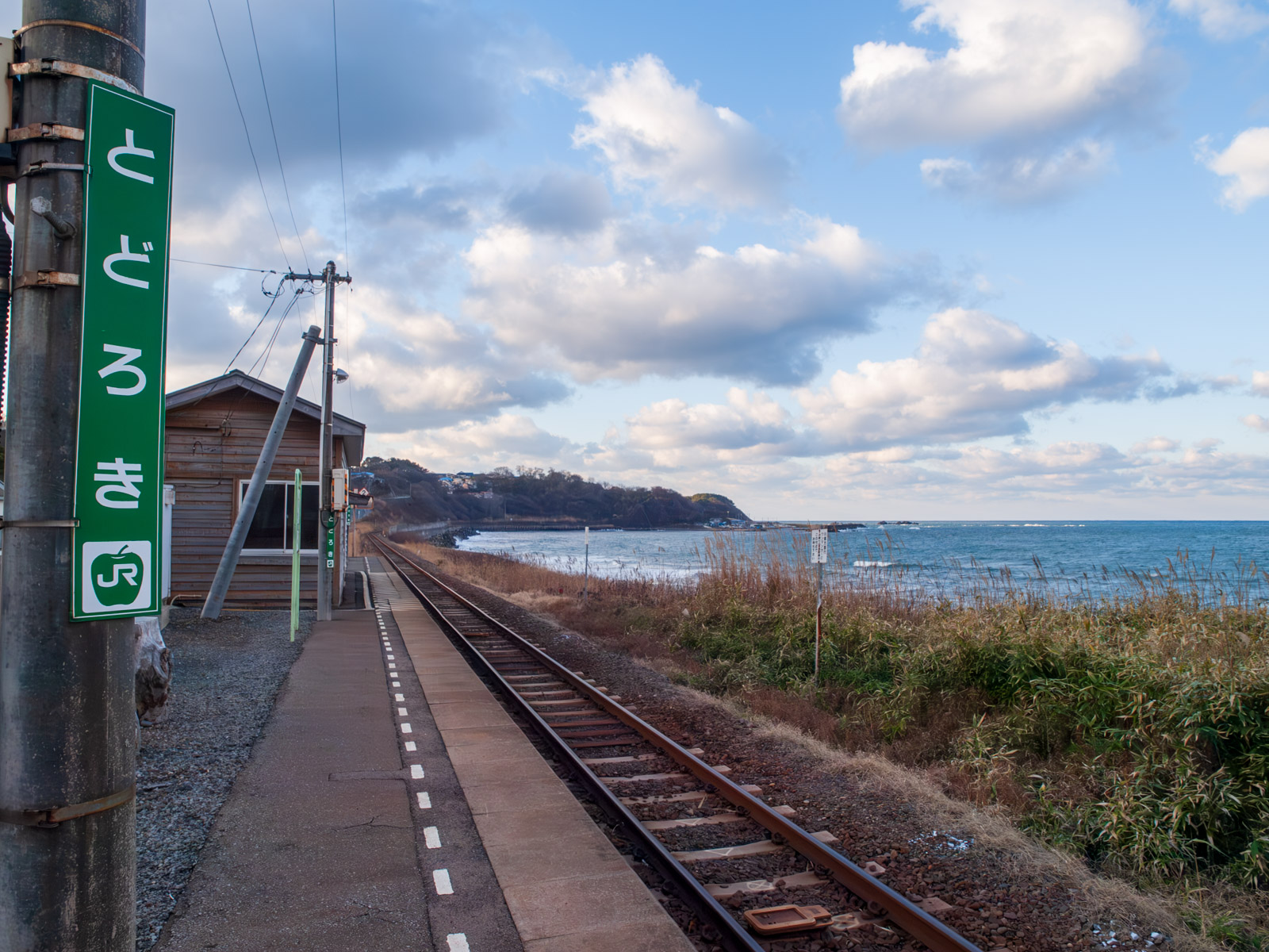驫木駅のホームと日本海（2012年11月）