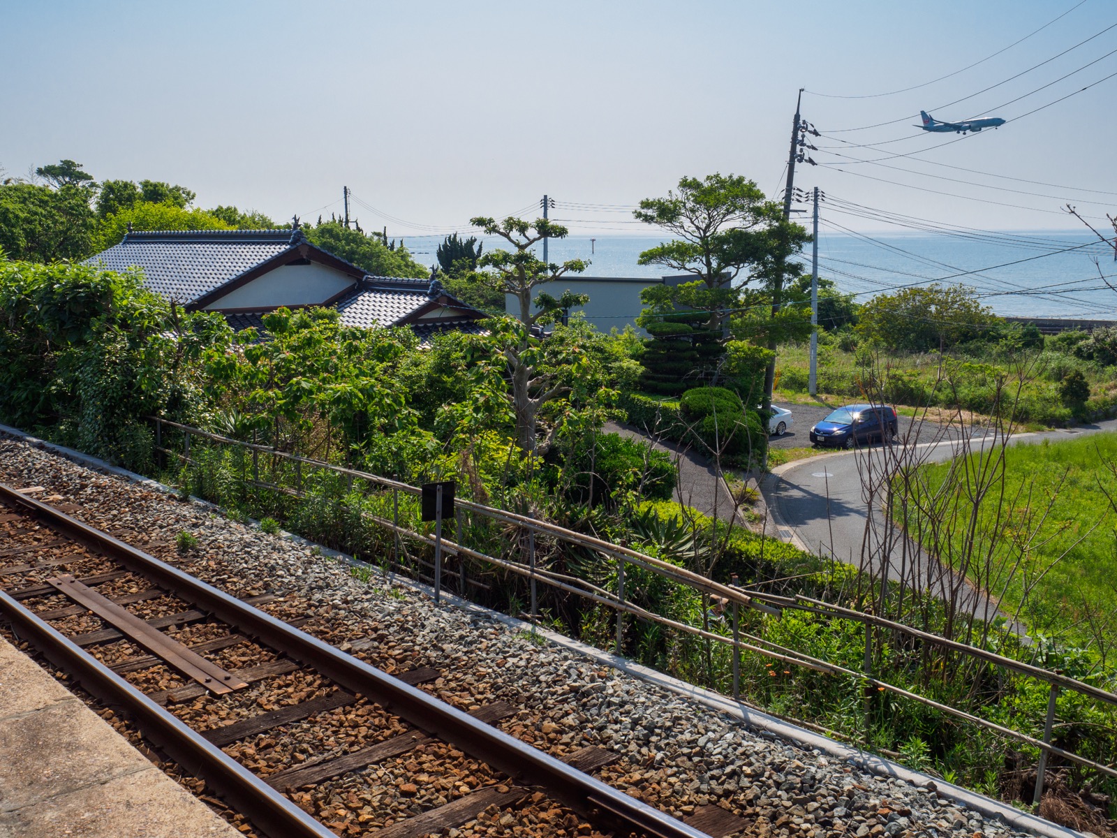 常盤駅のホームから見る瀬戸内海と飛行機
