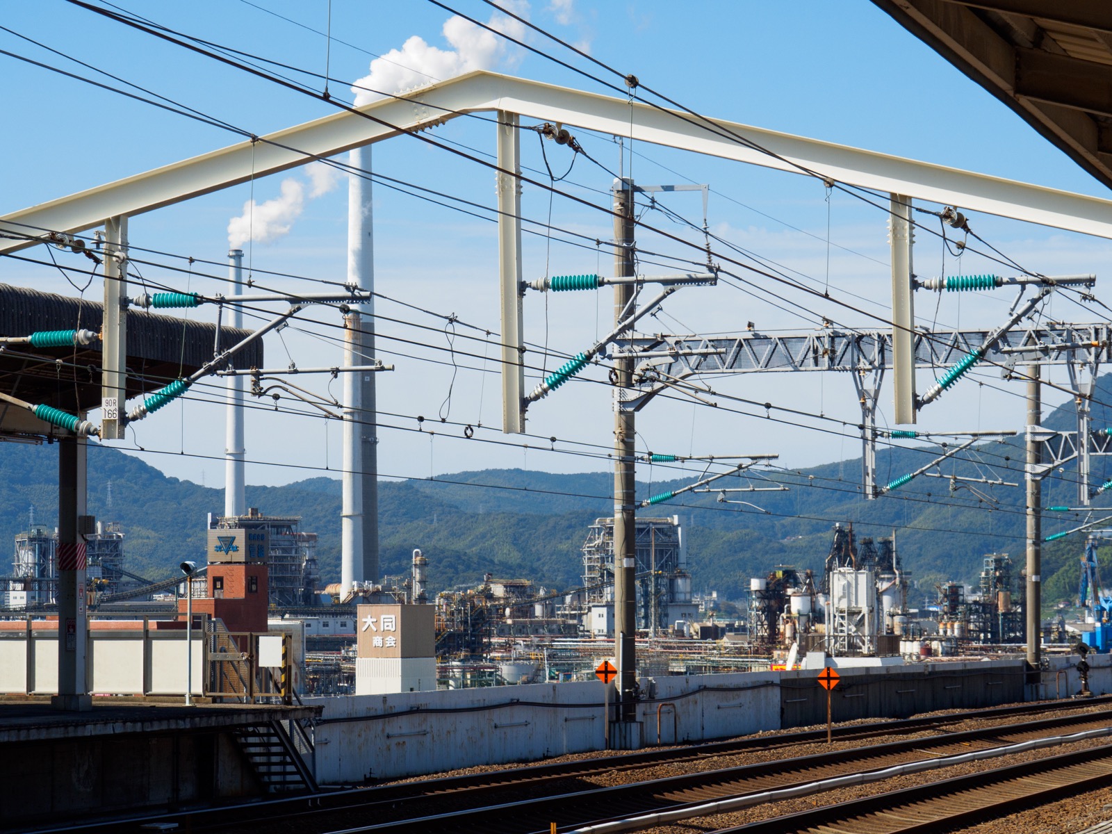 徳山駅の新幹線ホームから見たコンビナート