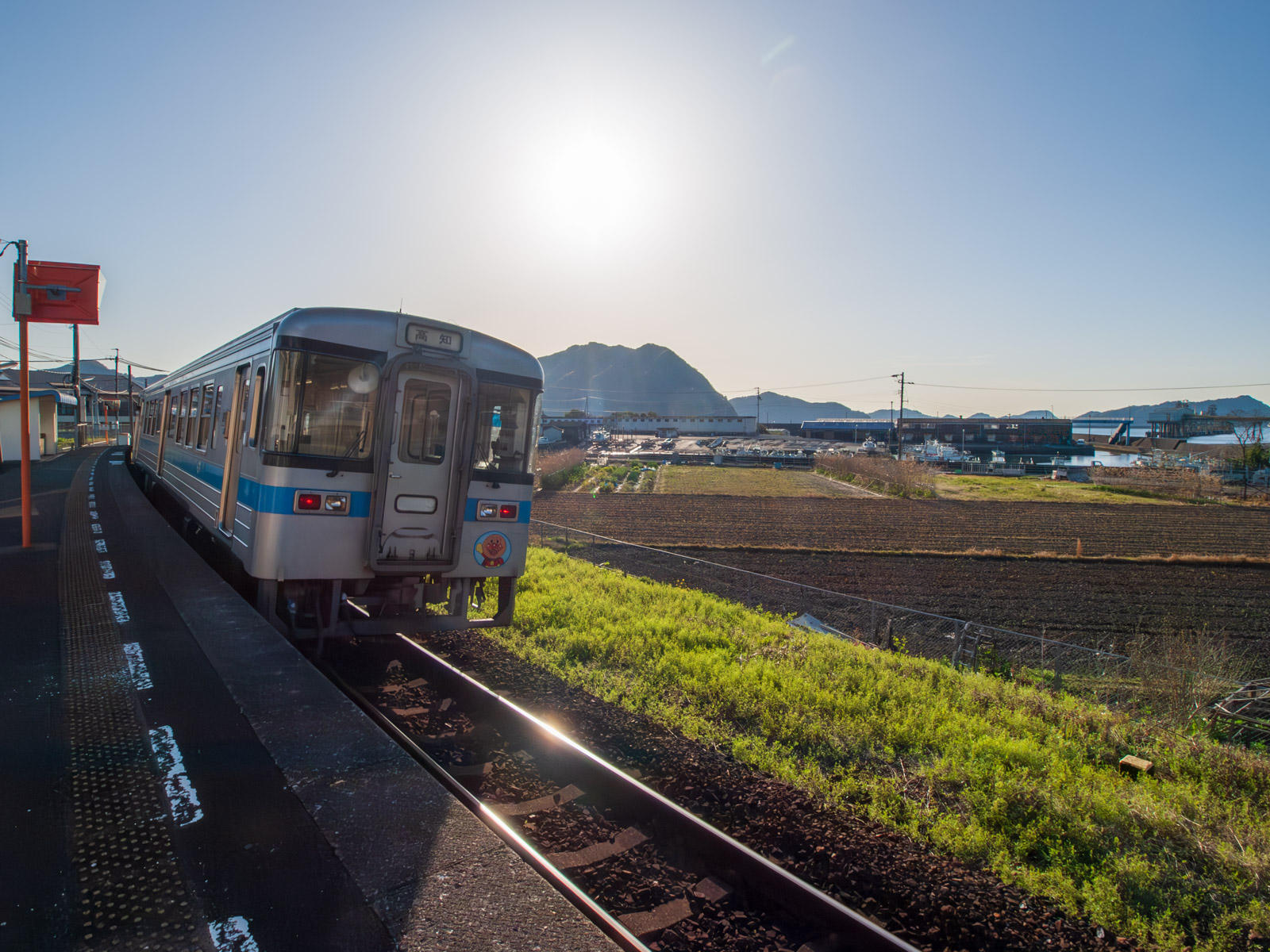 土佐新荘駅のホームに到着した列車（2013年3月）