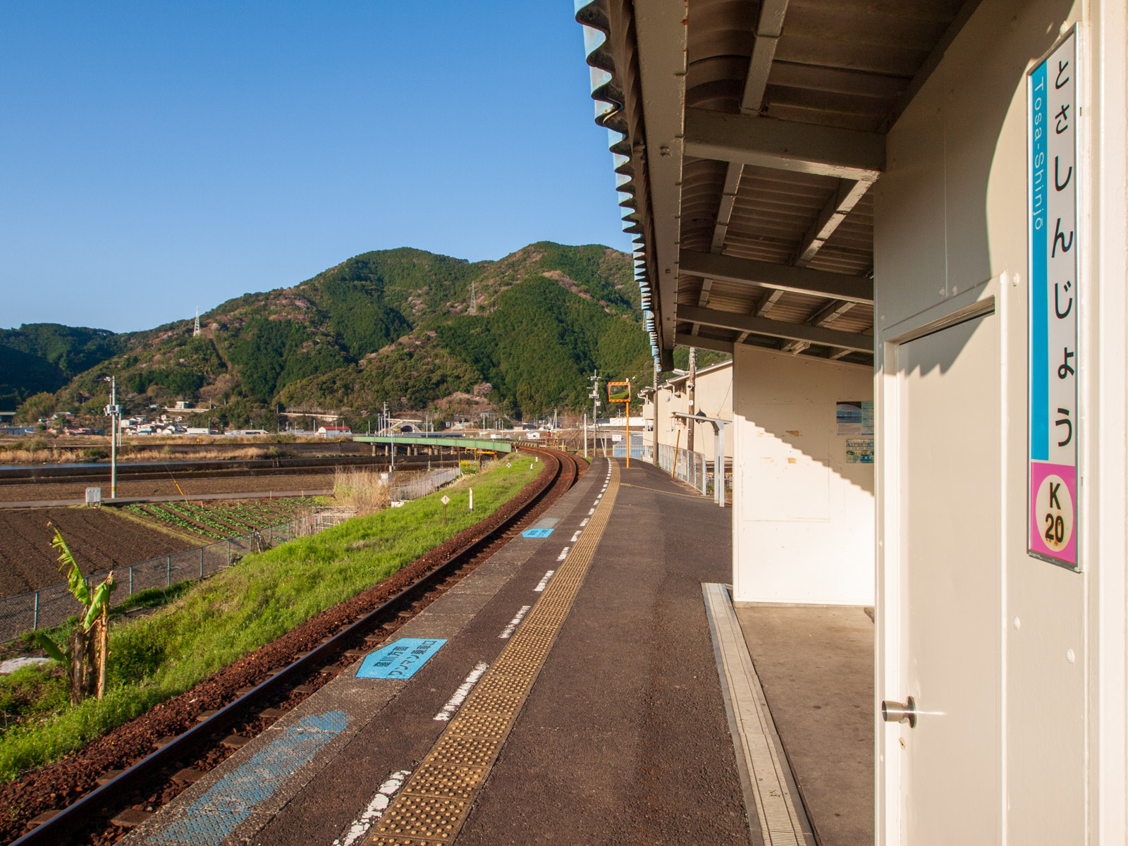 土佐新荘駅のホームから窪川方面を望む（2013年3月）
