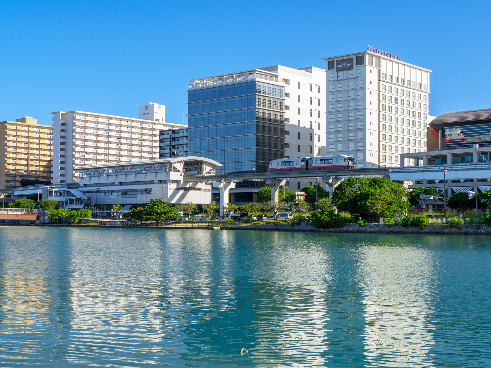 奥武山公園から見た壺川駅（2020年11月）