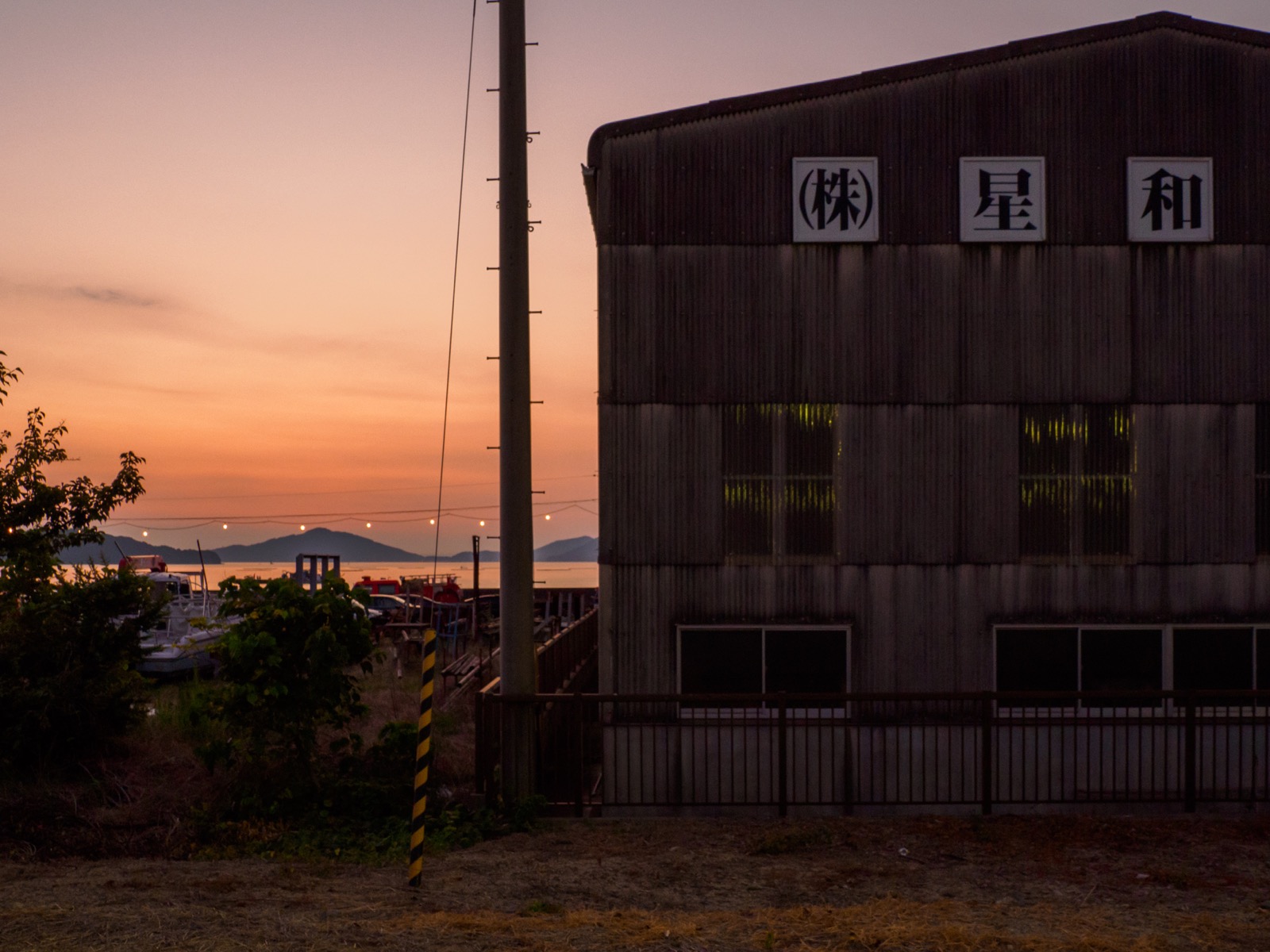 日の入りを迎えた津島ノ宮駅から見た瀬戸内海（2018年8月）