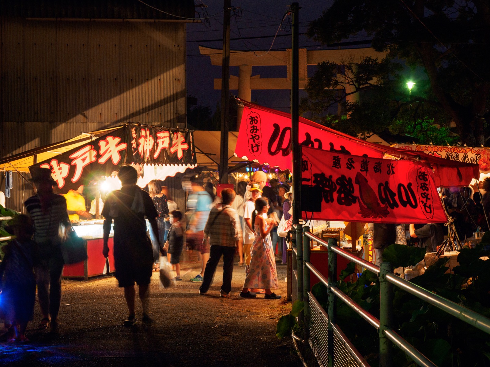 津嶋神社の参道に並ぶ出店