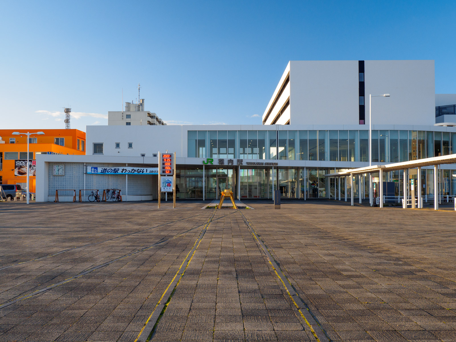 稚内駅の駅舎と「日本最北端の線路」（2022年9月）