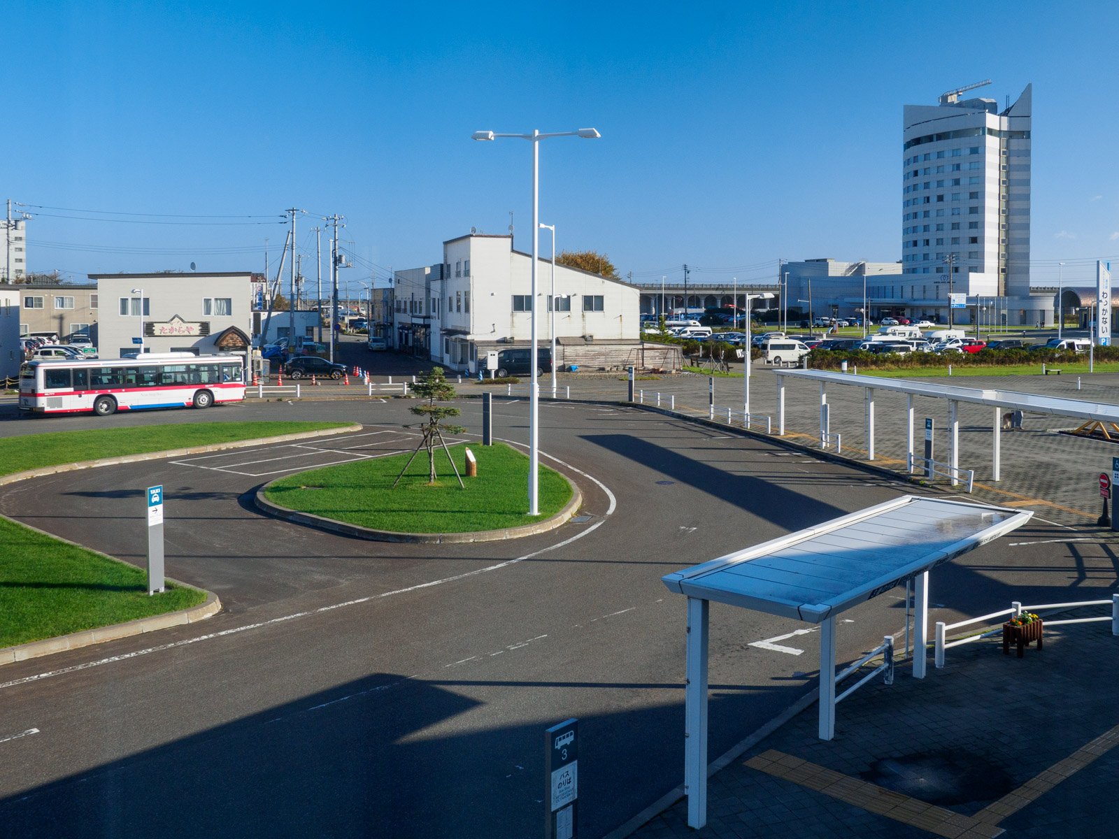 稚内駅の2階から見下した駅前ロータリー（2022年9月）