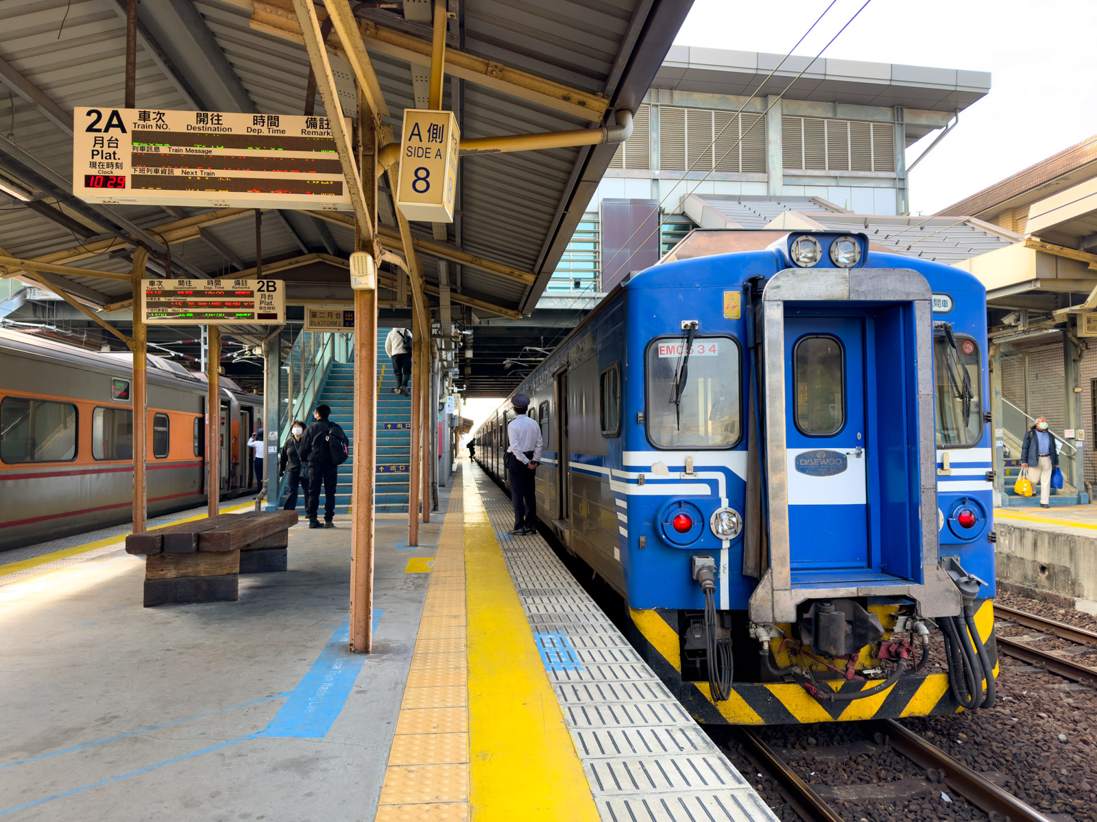 竹南駅で発車を待つ海線の普通列車（2024年12月）