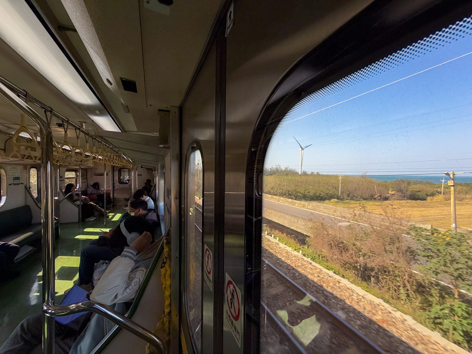 台鉄海線の普通列車の車内（2024年12月）