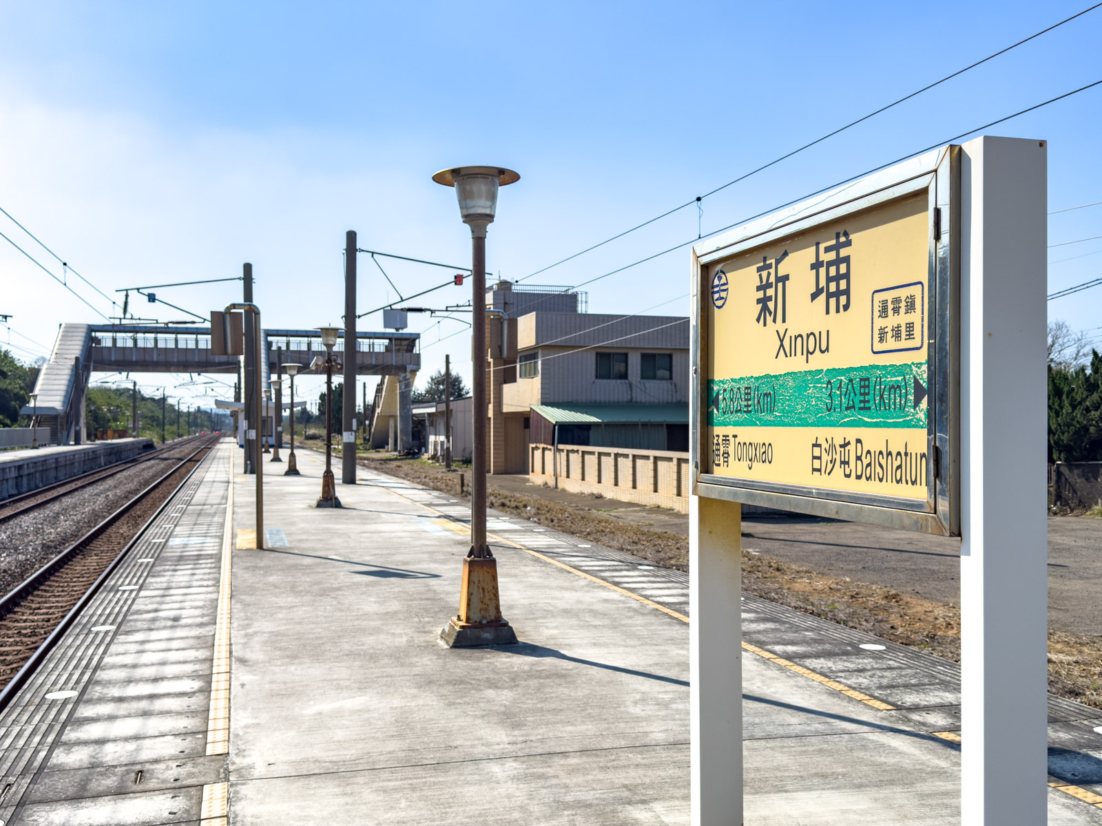 新埔駅のホーム（2024年12月）