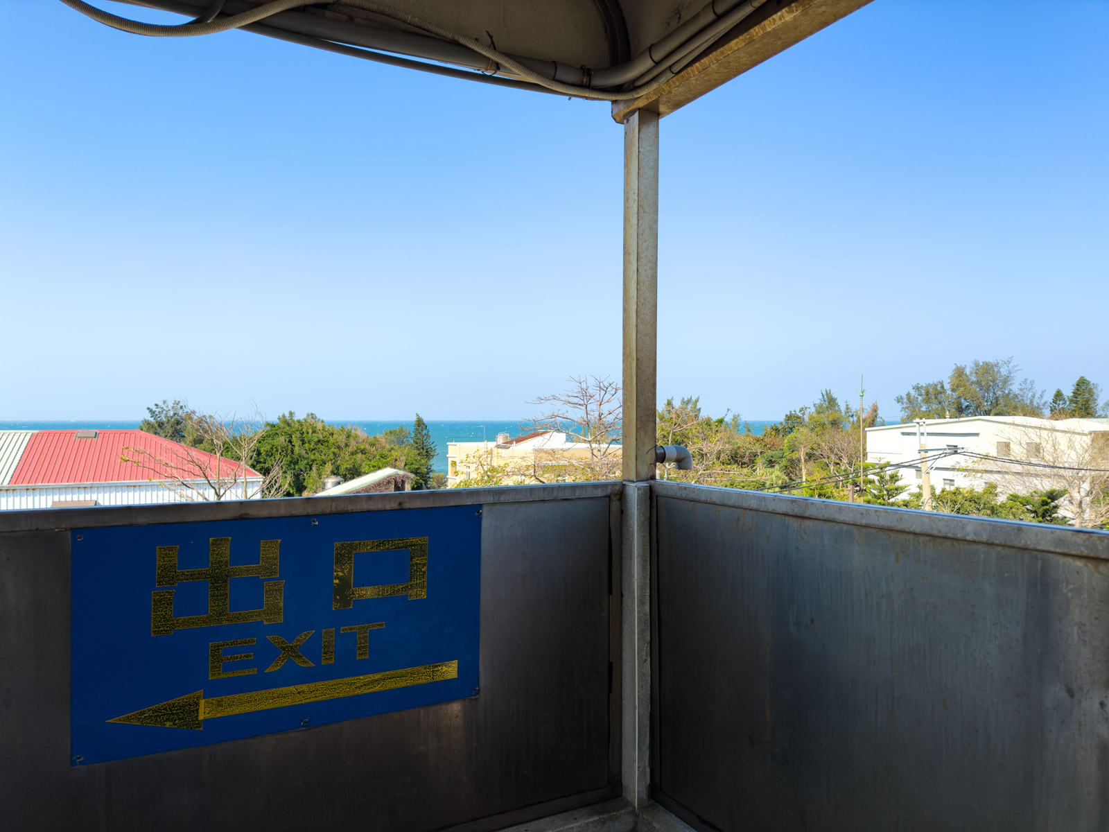 新埔駅の跨線橋から見た、周辺の街並みと台湾海峡（2024年12月）