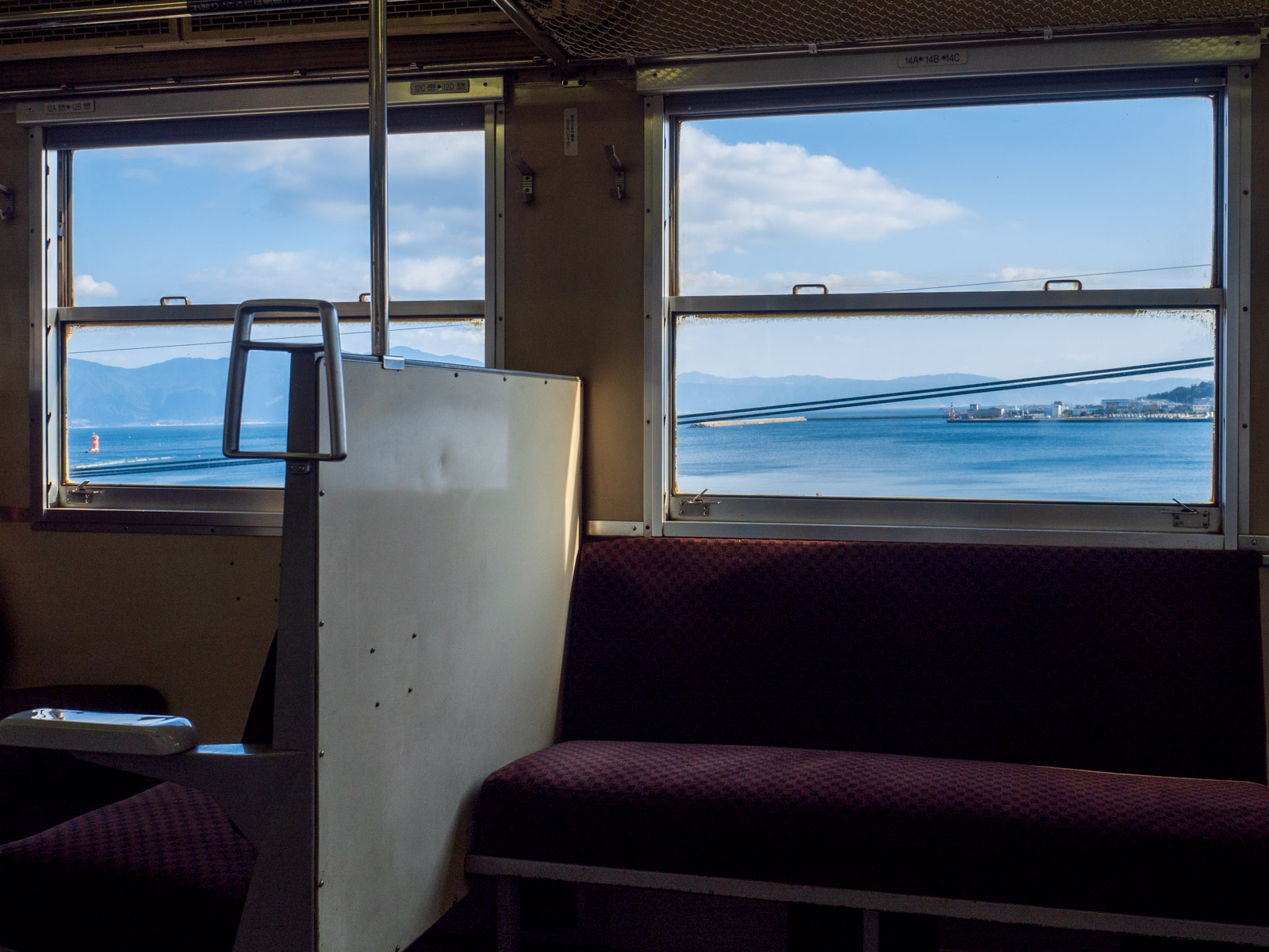 指宿枕崎線の車内から見た山川湾（2016年2月）
