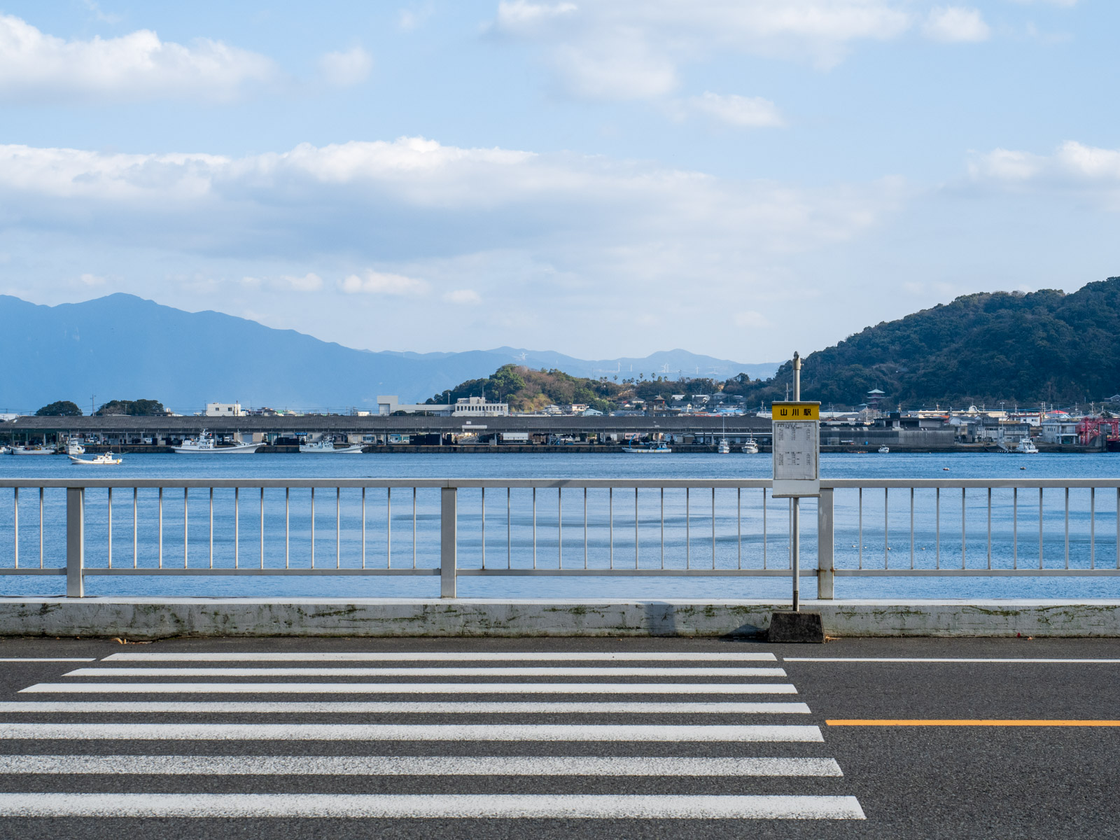 山川駅前から見た山川湾と山川漁港（2016年2月）