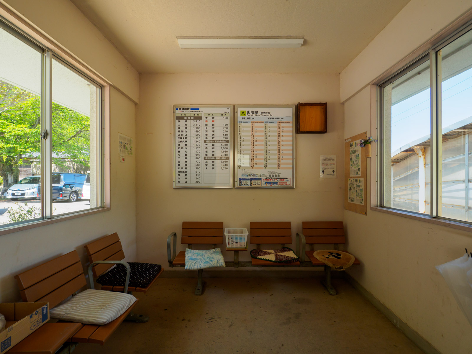 鎧駅の待合室（2022年5月）