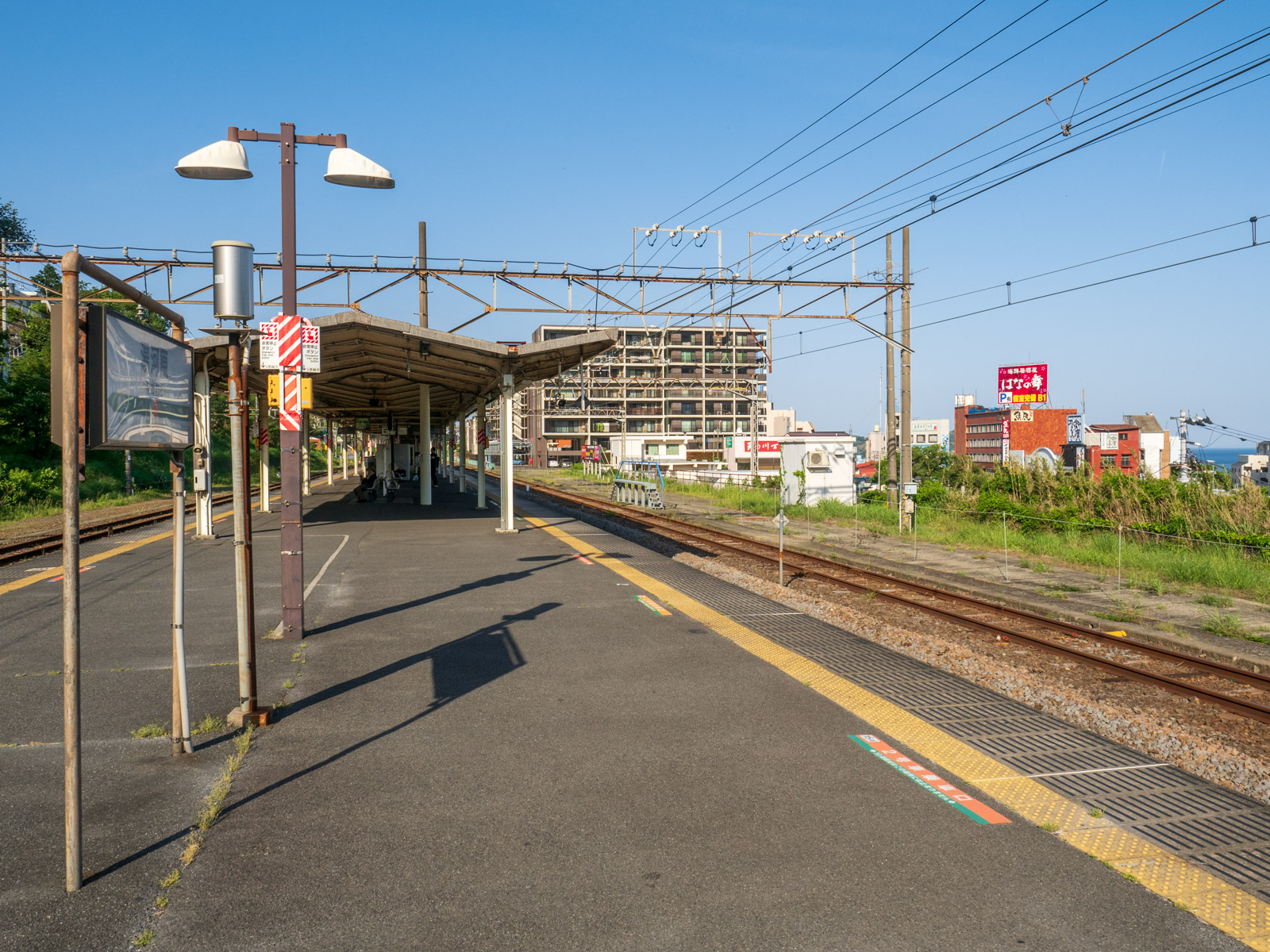 湯河原駅のホームと相模灘（2016年5月）