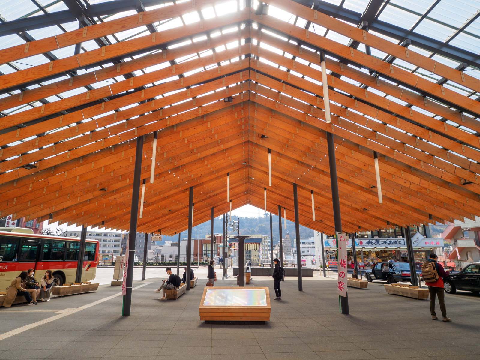 杉材の屋根に覆われた湯河原駅前の広場（2022年3月）