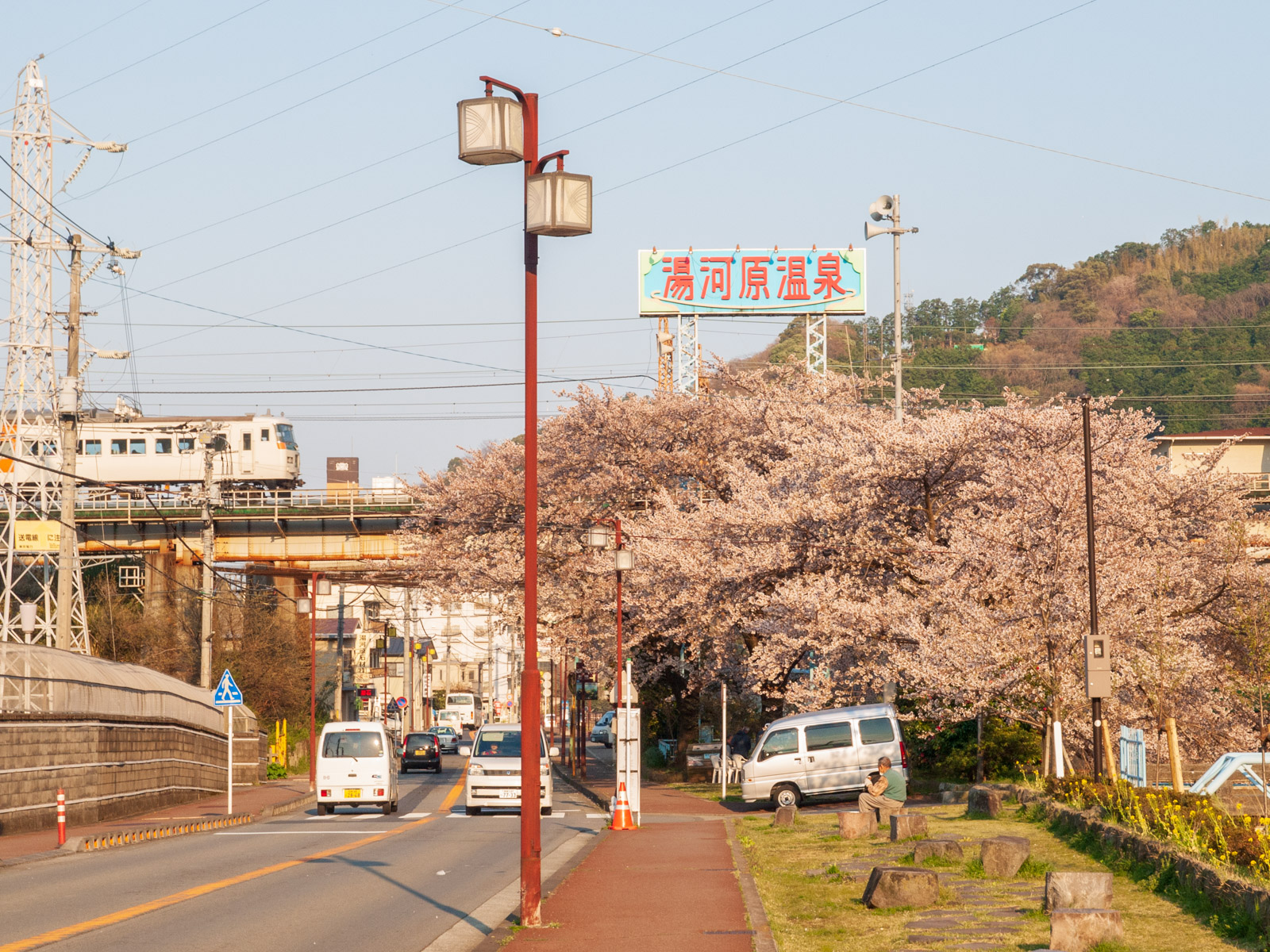 千歳川の桜並木と東海道本線（2012年4月）
