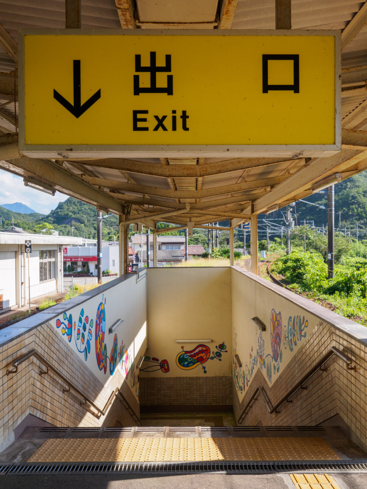 湯川駅のホームから駅舎へと続く階段（2016年8月）