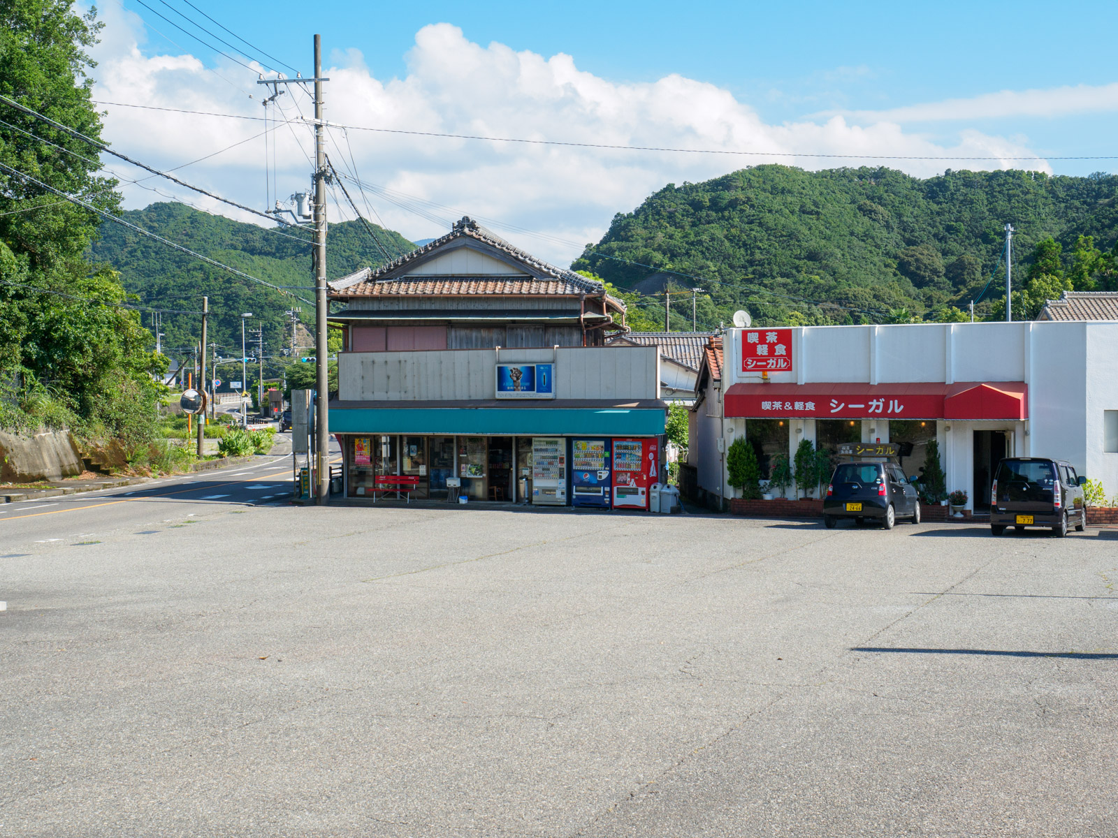 湯川駅の駅前にあった、商店と喫茶店（2016年8月）