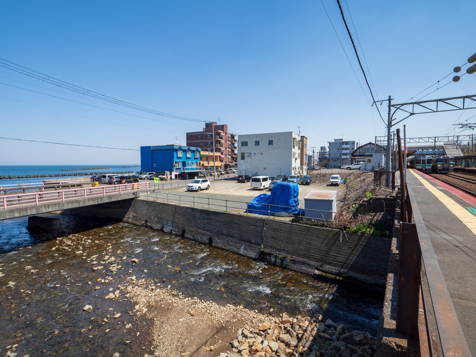 銭函駅のホームから見た、銭函川と石狩湾（2024年5月）