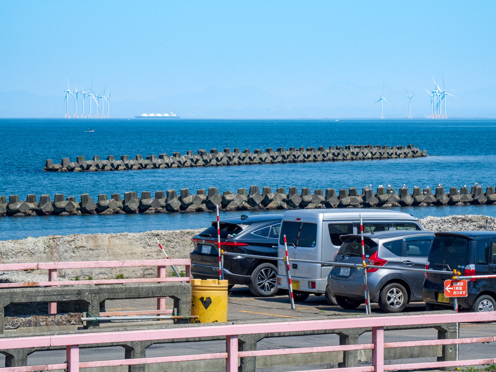 銭函川のホームから見た、石狩湾と洋上風力発電所（2024年5月）