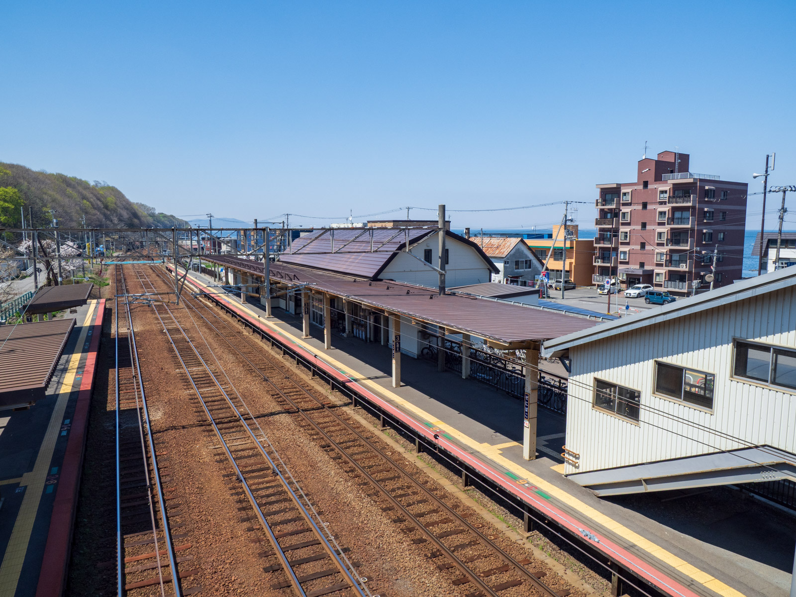 銭函駅の跨線橋から見た駅構内（2024年5月）