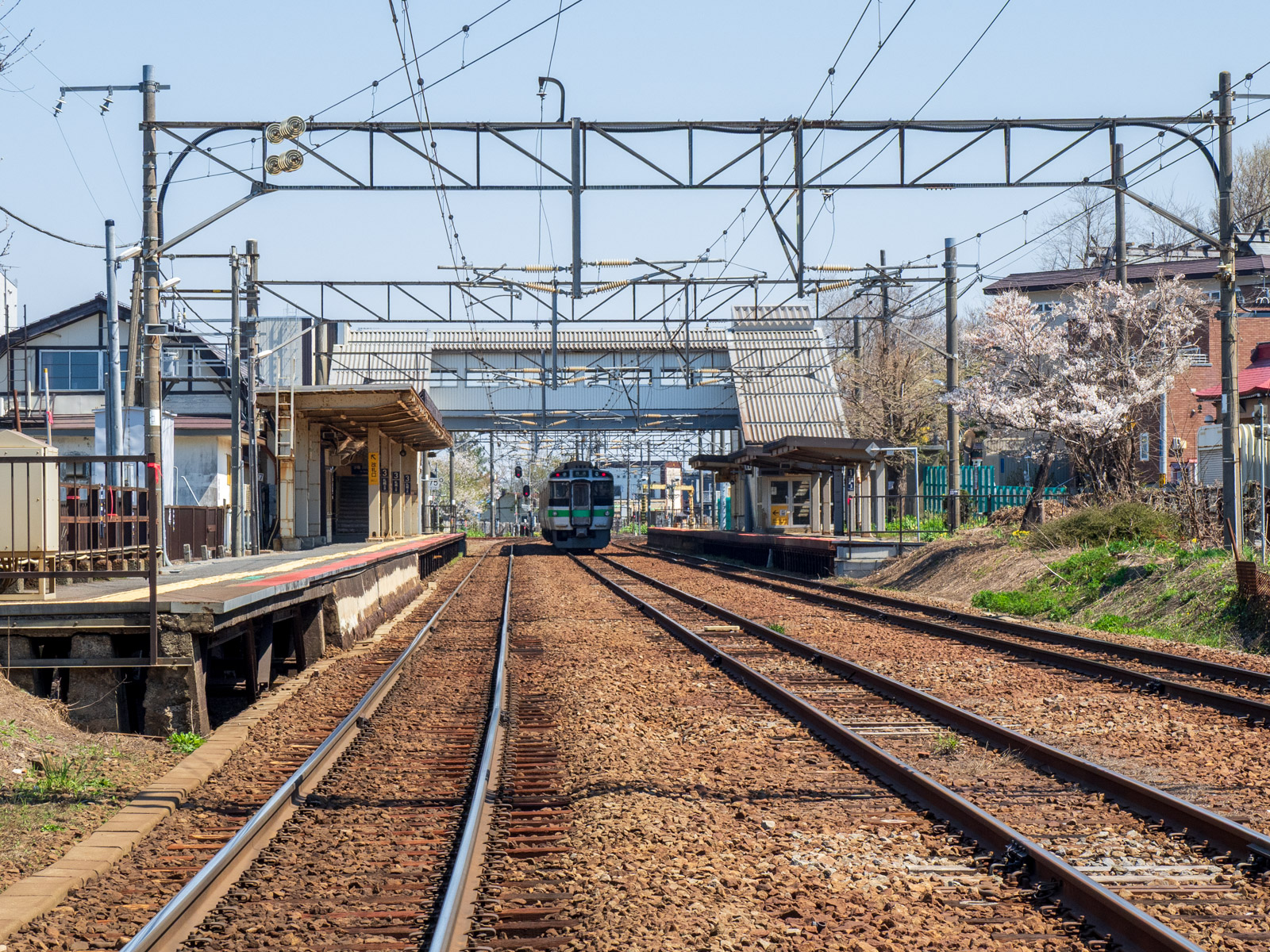 踏切から見た銭函駅（2024年5月）
