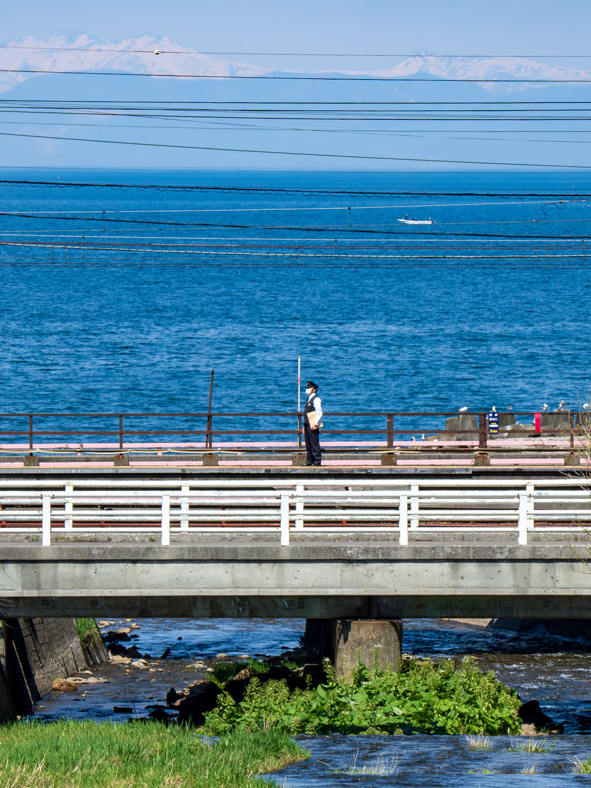 銭函川に架かる橋から見た、銭函駅と石狩湾（2024年5月）